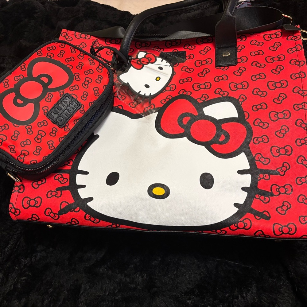 Hello Kitty 3 pc traveling tote bag set. Gorgeous set includes crossbody bag.